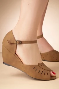 Debbie Wedge Sandals In Tan