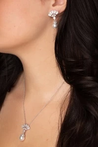 Cubic Zirkonia Pearl Necklace In Silver